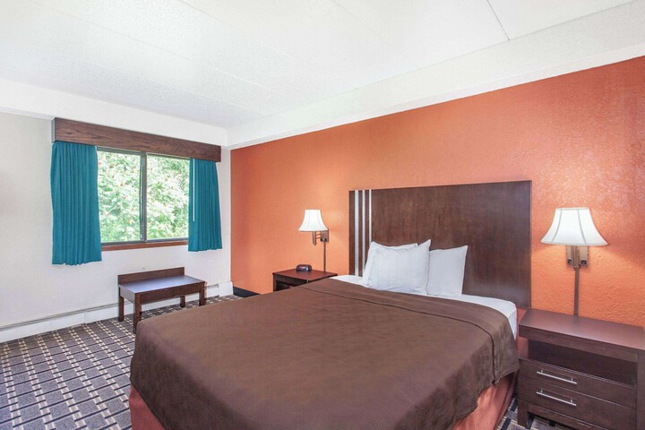 1 Queen Bed (5 of 8)