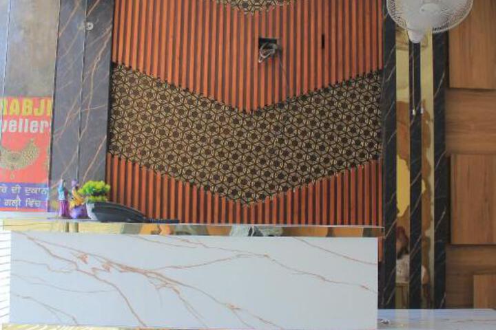 Hotel Golden Crown