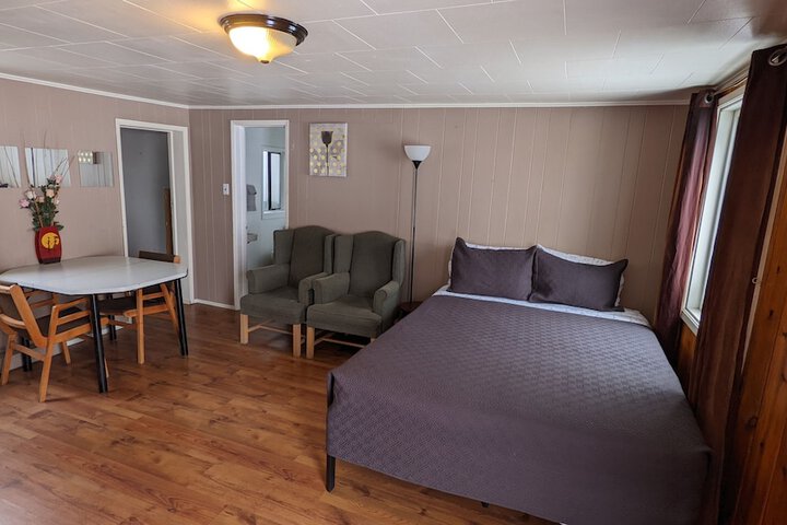 Room 6 of 12