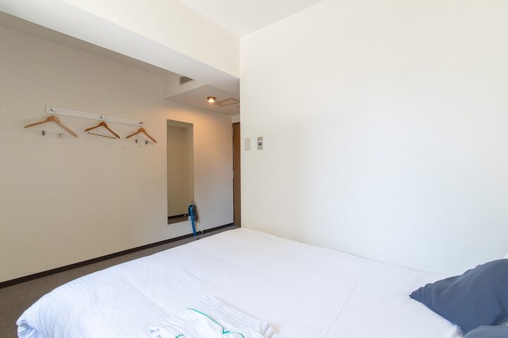 Room 27 of 100