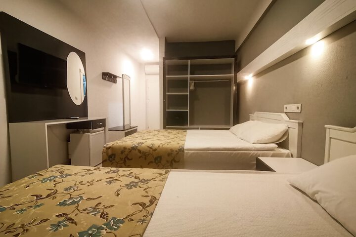 Room 9 of 33