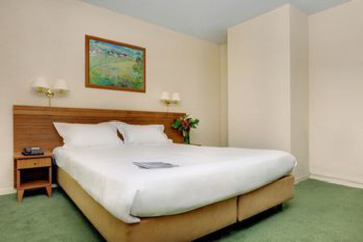 Room 5 of 33