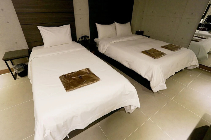 Room 5 of 16