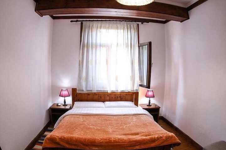 Room 10 of 33