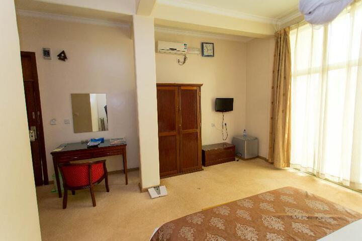 Room 8 of 10