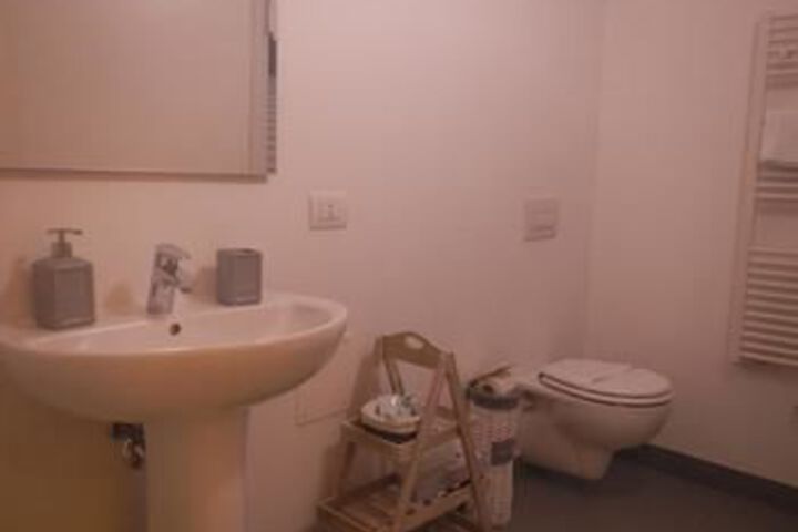 Room 4 of 16