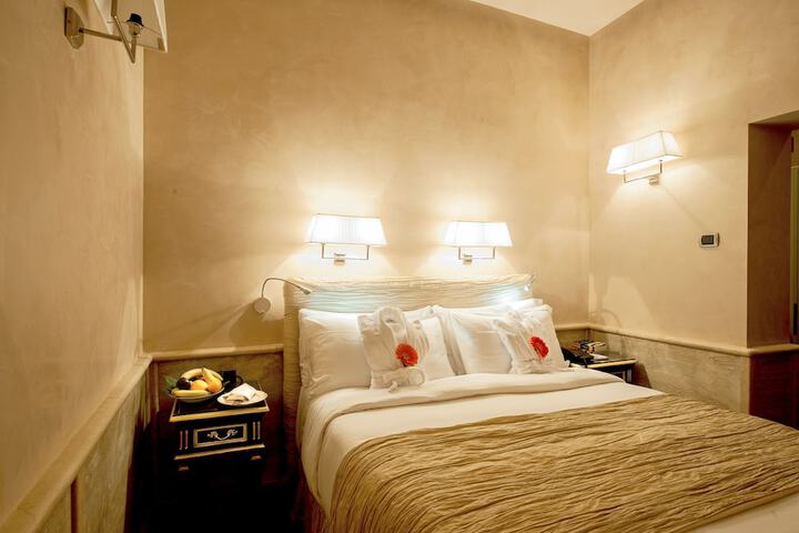 Room 2 of 10