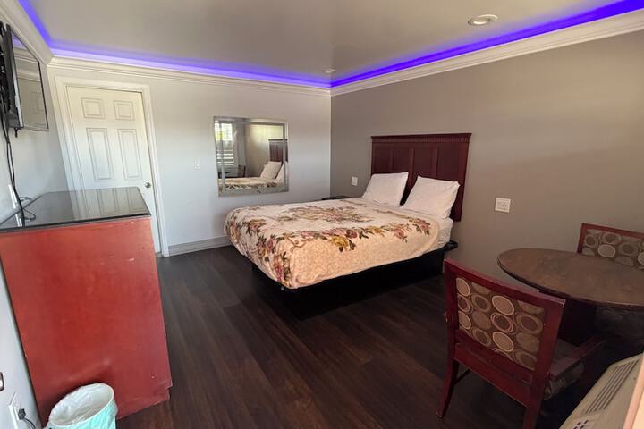 Room 4 of 17