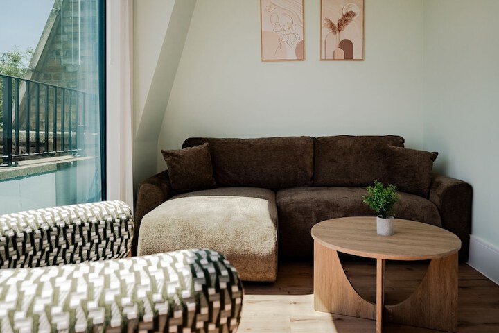 Lounge 46 of 50