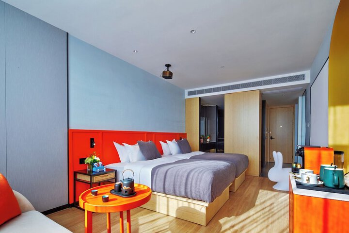 Room 83 of 143