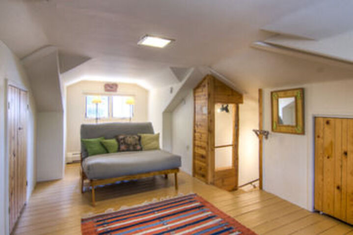 Room 6 of 12