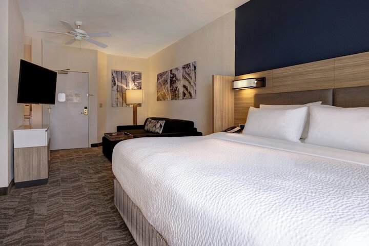 Room 4 of 18