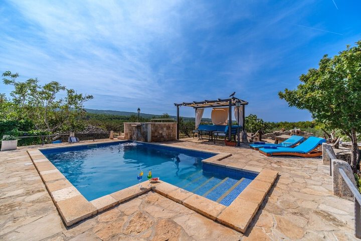 Pool 16 of 32