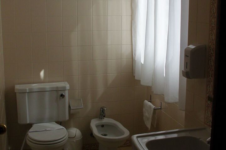 Room 33 of 64