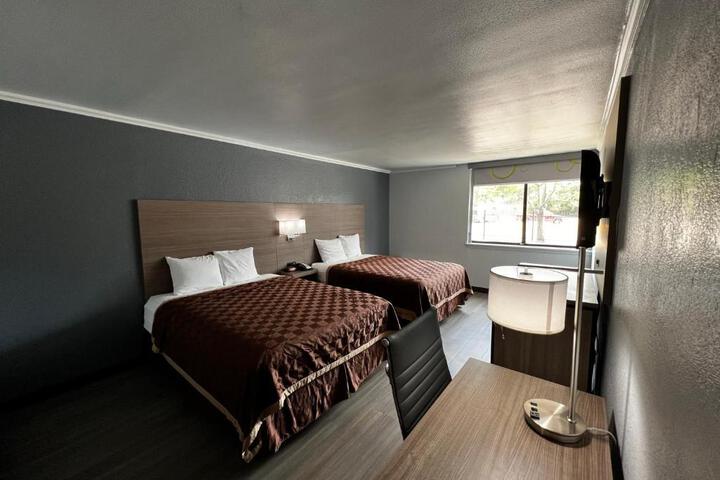 2 Queen Beds (9 of 9)