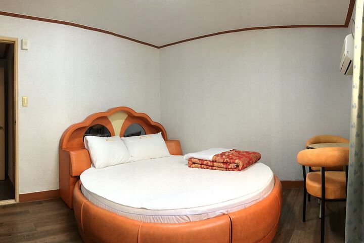 Room 11 of 22
