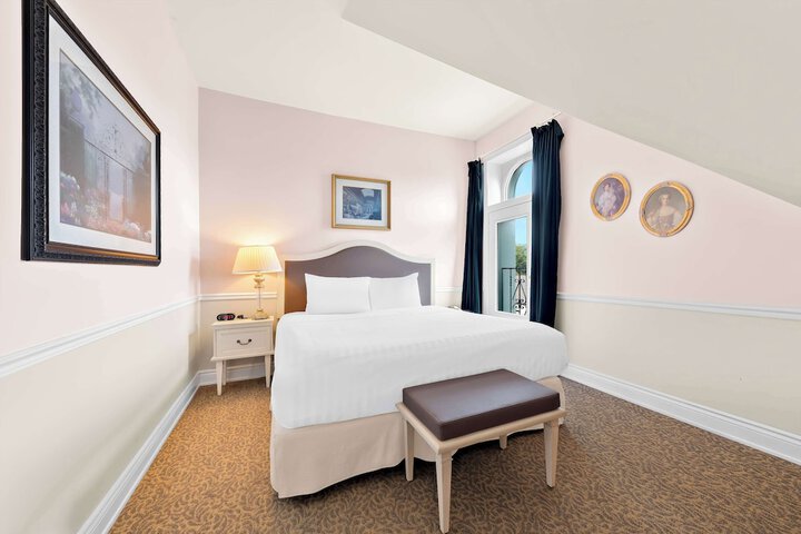Suite 2 Queen Beds Sitting Area WiFi Coffee and Tea Maker Bathtub and Shower Continental Breakfast (3 of 29)