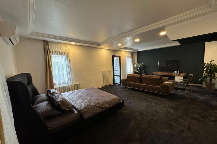 Room 11 of 104