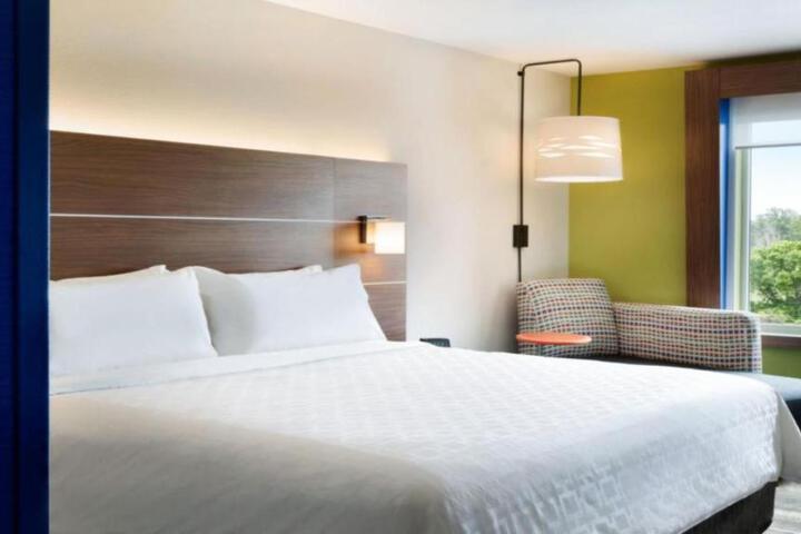 1 King Bed (2 of 5)