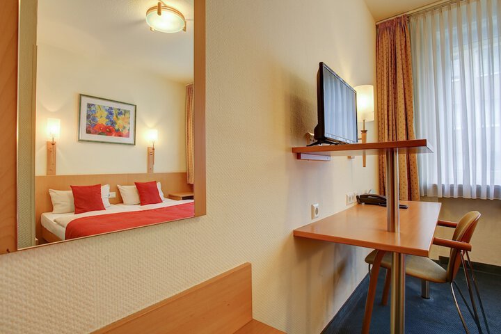 Room 8 of 33