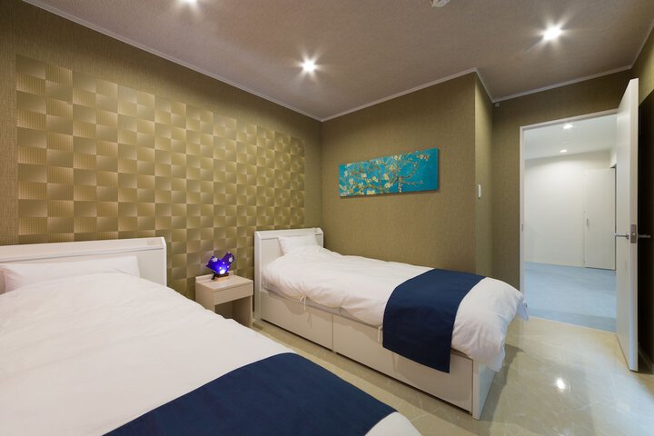 Room 3 of 27