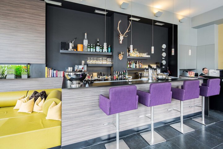 Lounge 20 of 32