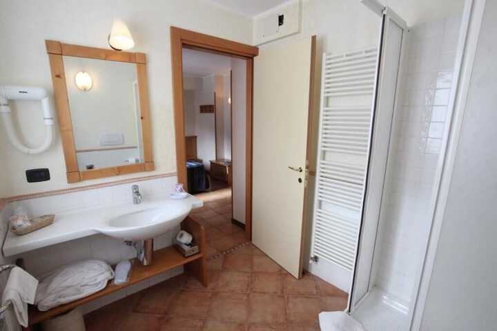 Room 21 of 38