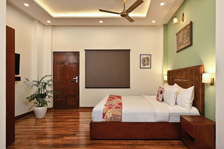 Room 5 of 12