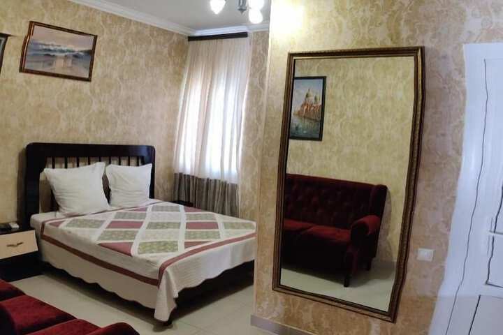 Room 7 of 12