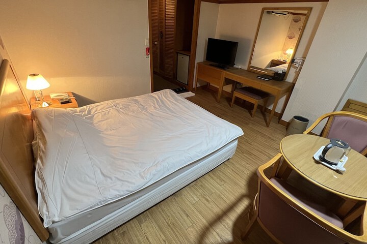 Room 8 of 11