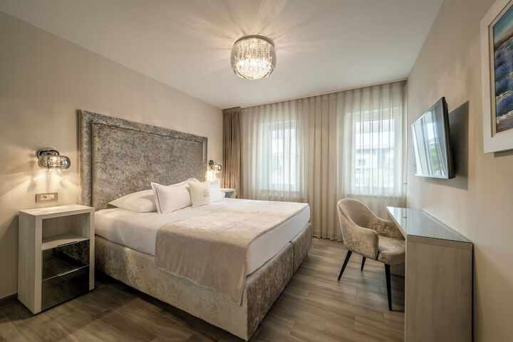 Room 2 of 53