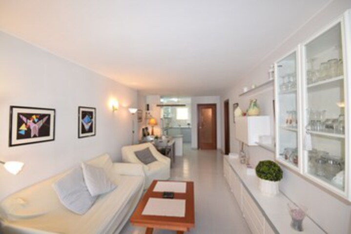 Room 6 of 16
