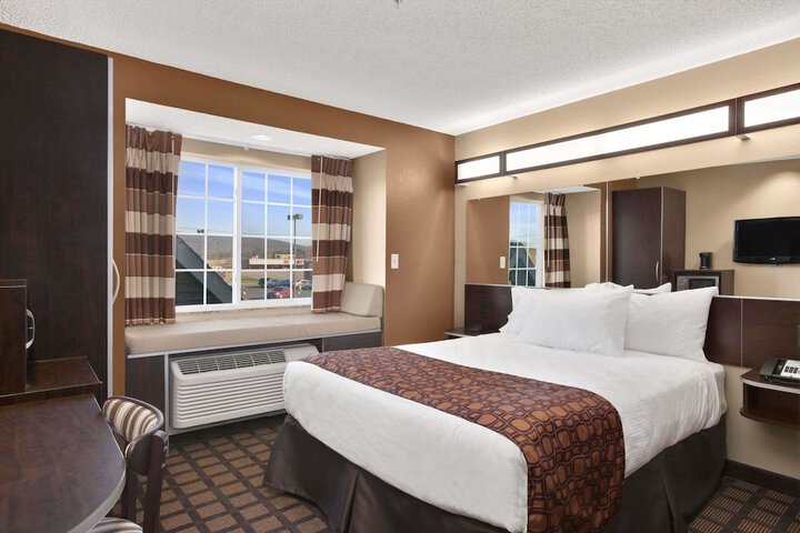 1 Queen Bed Accessible Room (14 of 26)