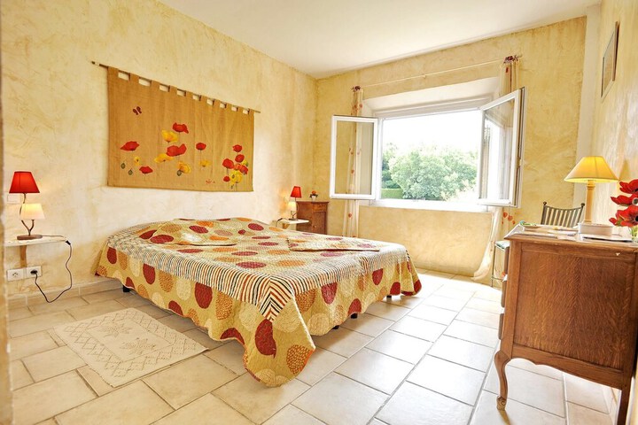 Room 4 of 9