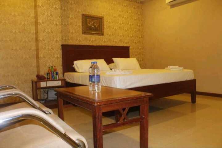 Room 6 of 16