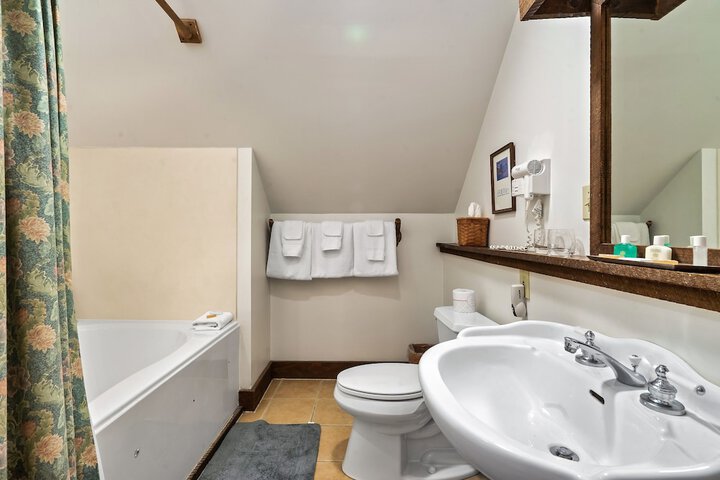Snug Hug Queen Suite with Fireplace (115 of 131)