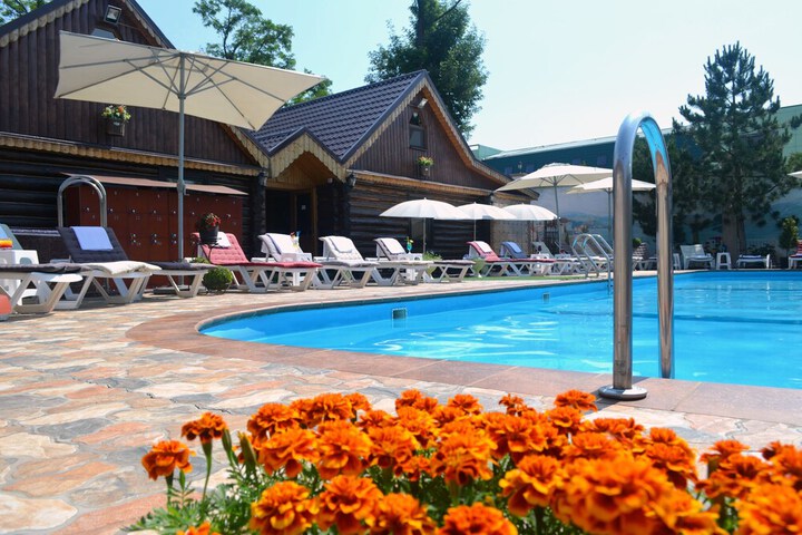 Pool 104 of 143
