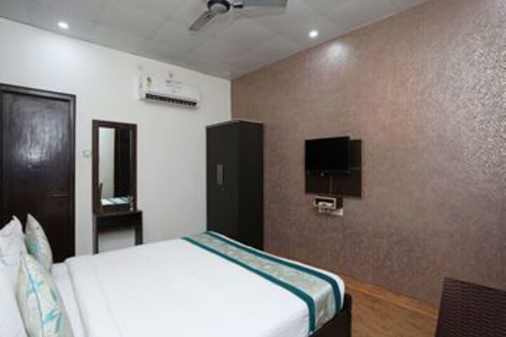Room 13 of 21
