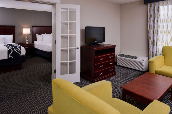 2 Queen Beds Mobility Accessible (7 of 16)
