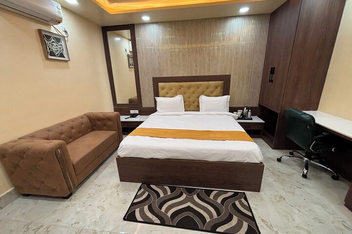 Room 4 of 8