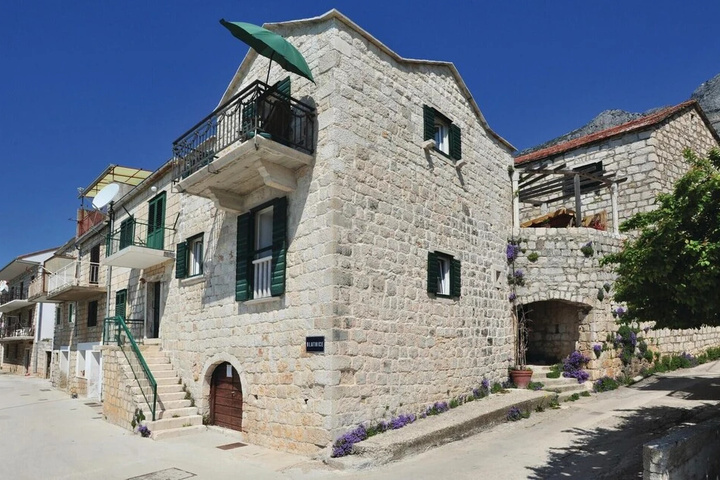 Beautiful Home in Brist With 2 Bedrooms and Wifi