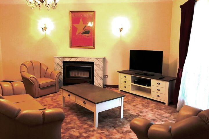 Room 5 of 8