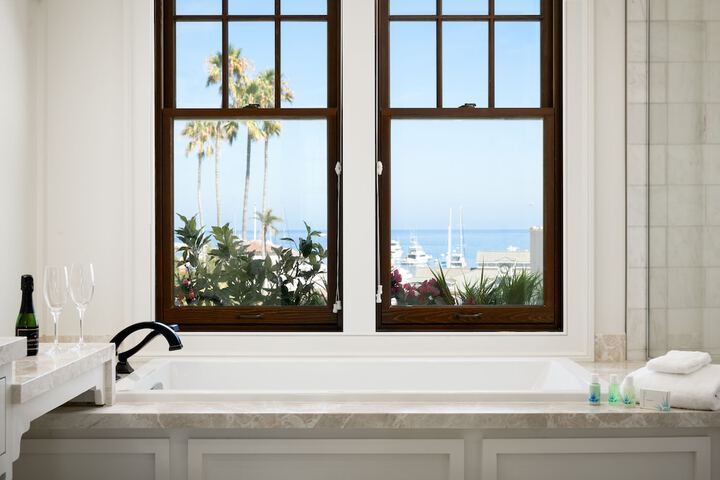 Deep soaking bathtub