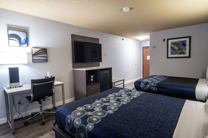 2 Queen Beds (1 of 3)