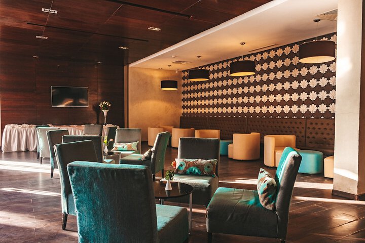 Lounge 102 of 140