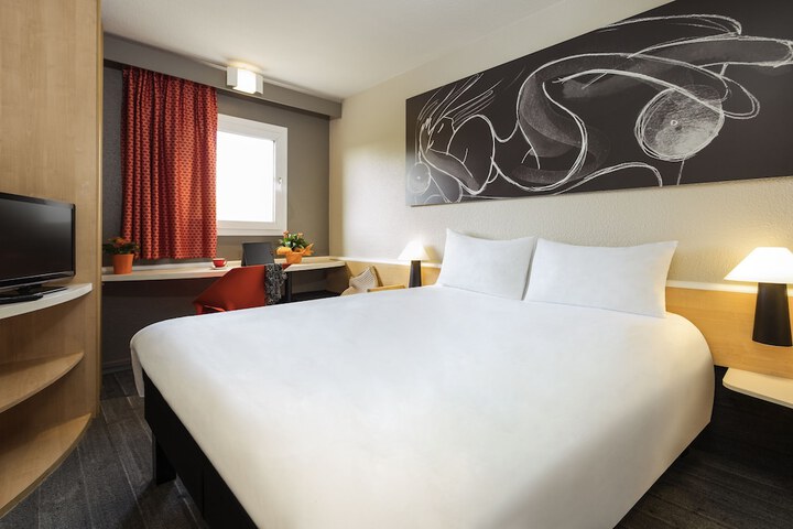 Room 4 of 157