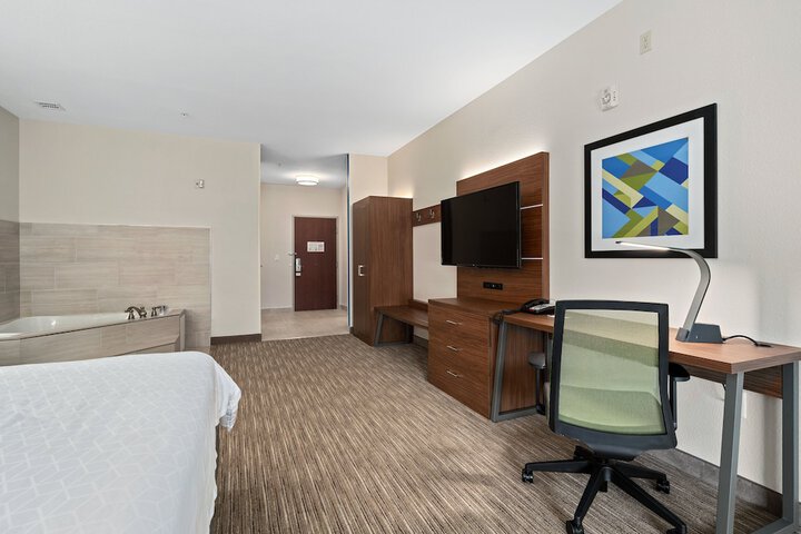 Room 8 of 82