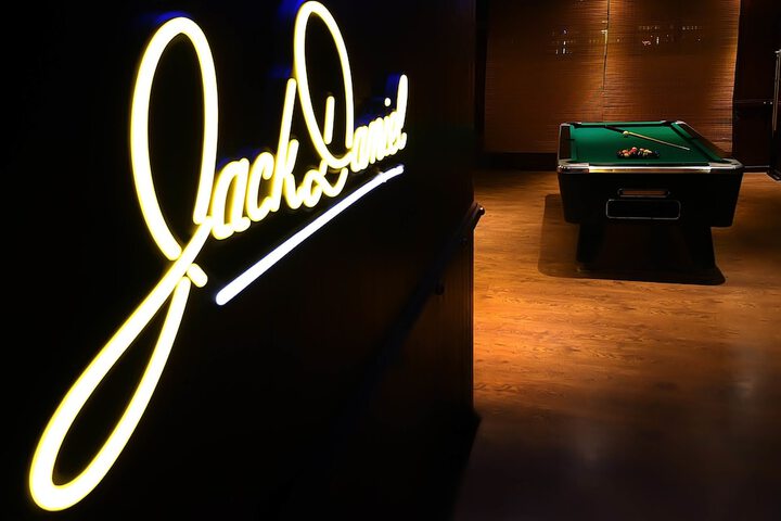 Lounge 21 of 24
