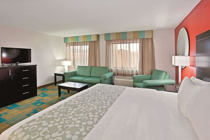 1 King Bed (2 of 17)