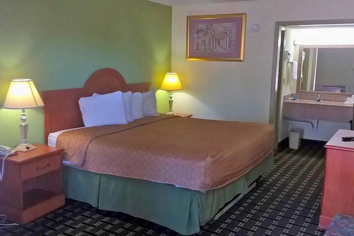 1 King Bed (4 of 6)